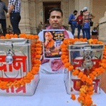 up:-जो-पोस्टर-दिखाने-पर-सदन-से-निलंबित-हुए-सपा-विधायक,-वही-लेकर-धरने-पर-बैठे,-बोले-चर्चा-नहीं-करना-चाहती-सरकार