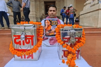 up:-जो-पोस्टर-दिखाने-पर-सदन-से-निलंबित-हुए-सपा-विधायक,-वही-लेकर-धरने-पर-बैठे,-बोले-चर्चा-नहीं-करना-चाहती-सरकार