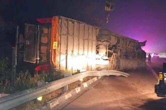 kanpur:-आगरा-लखनऊ-एक्सप्रेसवे-पर-डिवाइडर-से-टकराकर-पलटी-बस,-छह-यात्री-घायल;-एक-की-हालत-गंभीर