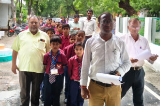jalaun:-33-केवी-लाइन-शिफ्टिंग-को-लेकर-विवाद,-बच्चों-संग-कलेक्ट्रेट-पहुंचे-स्कूल-प्रबंधक,-डीएम-को-सौंपा-ज्ञापन