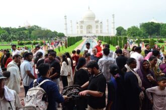 ताज-के-दीदार-के-लिए-उमड़ी-भीड़:-टिकट-के-लिए-लगीं-कतारें,-सुरक्षाकर्मियों-के-छूटे-पसीने;-26-हजार-ने-किया-दीदार
