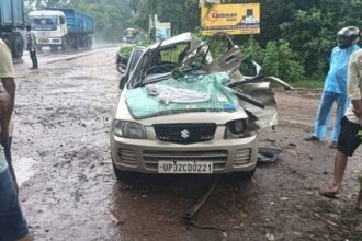 बाराबंकी में डंपर की टक्कर से क्षतिग्रस्त कार, सड़क हादसे में चार लोगों की मौत