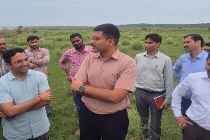 आगरा के पिनाहट चंबल घाट पर औचक निरीक्षण करते जिलाधिकारी मनीष बंसल
