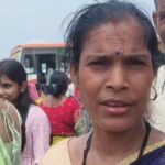 रक्षाबंधन पर मैनपुरी के बेवर बस स्टैंड पर बस का इंतजार करते यात्री