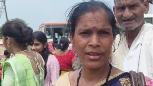 रक्षाबंधन पर मैनपुरी के बेवर बस स्टैंड पर बस का इंतजार करते यात्री