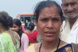 रक्षाबंधन पर मैनपुरी के बेवर बस स्टैंड पर बस का इंतजार करते यात्री