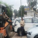 आगरा के मुगल रोड पर सड़क किनारे खड़ी कारें और कार धुलाई के पानी को लेकर नगर निगम की कार्रवाई