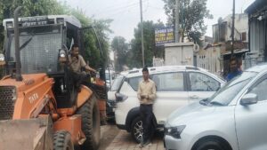 आगरा के मुगल रोड पर सड़क किनारे खड़ी कारें और कार धुलाई के पानी को लेकर नगर निगम की कार्रवाई