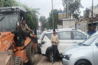 आगरा के मुगल रोड पर सड़क किनारे खड़ी कारें और कार धुलाई के पानी को लेकर नगर निगम की कार्रवाई
