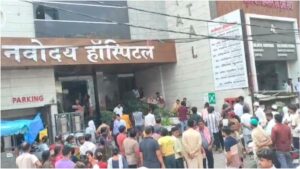 बरेली के नवोदय अस्पताल की चौथी मंजिल पर आग लगने के बाद मौके पर पहुंची दमकल टीम
