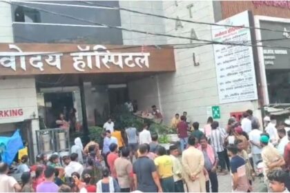 बरेली के नवोदय अस्पताल की चौथी मंजिल पर आग लगने के बाद मौके पर पहुंची दमकल टीम