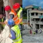 नेपाल के नुवाकोट में बाढ़ प्रभावित कृषि विकास बैंक से सोना और नकदी बरामद करते पुलिसकर्मी