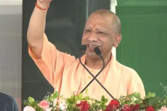 देवरिया में विकास परियोजनाओं के कार्यक्रम को संबोधित करते मुख्यमंत्री योगी आदित्यनाथ