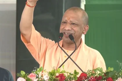 देवरिया में विकास परियोजनाओं के कार्यक्रम को संबोधित करते मुख्यमंत्री योगी आदित्यनाथ