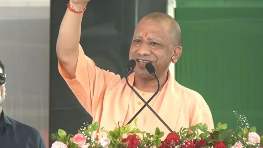 देवरिया में विकास परियोजनाओं के कार्यक्रम को संबोधित करते मुख्यमंत्री योगी आदित्यनाथ