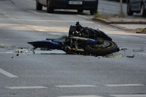 अलप्पुझा में हादसे में 2 युवकों की मौत, तीसरा घायल; बाइक चोरी का शक, मौके पर मिले सिगरेट के पैकेट