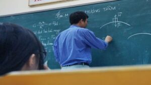 आठ साल से स्कूल से गायब था शिक्षक, नोटिस भी बेअसर; आगरा में सहायक अध्यापक की सेवा समाप्त