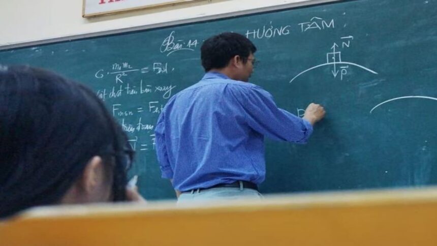आठ साल से स्कूल से गायब था शिक्षक, नोटिस भी बेअसर; आगरा में सहायक अध्यापक की सेवा समाप्त