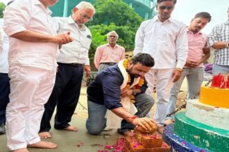 आगरा: छावनी क्षेत्र में सांसद निधि से बनेगी 25 लाख की सीसी सड़क, वैभव जैन ने किया शिलान्यास