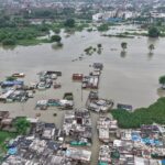 कानपुर में पांडु नदी का कहर: कई बस्तियों में घुसा पानी, 56 गांवों की बिजली गुल; घर छोड़ने को मजबूर परिवार