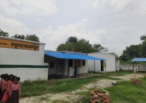 यूपी के 3,890 परिषदीय स्कूलों के ऊपर अब भी गुजर रही HT लाइन, बेसिक शिक्षा विभाग ने मांगी कार्रवाई की रिपोर्ट