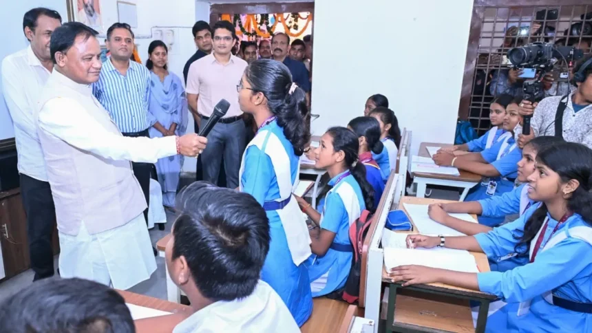 ओडिशा में 3 साल में 45 हजार शिक्षकों की भर्ती का ऐलान, CM माझी ने छात्रों से कहा- सोशल मीडिया से रहें दूर