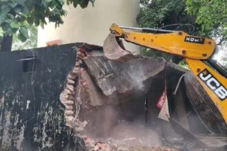 पीलीभीत में 12 दुकानों पर चला नगर पालिका का बुलडोजर, 99 साल की लीज पर आवंटन का दावा; व्यापारियों ने जताया विरोध