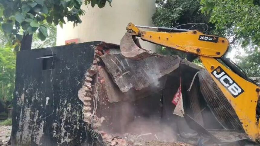 पीलीभीत में 12 दुकानों पर चला नगर पालिका का बुलडोजर, 99 साल की लीज पर आवंटन का दावा; व्यापारियों ने जताया विरोध
