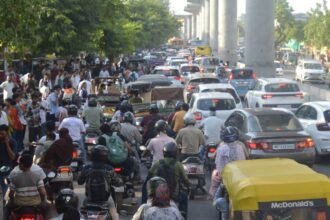 आगरा में भीषण जाम से बेहाल शहर, भगवान टॉकीज पर 15 मिनट फंसी एंबुलेंस; गड्ढे-बैरिकेडिंग ने बढ़ाई मुश्किल