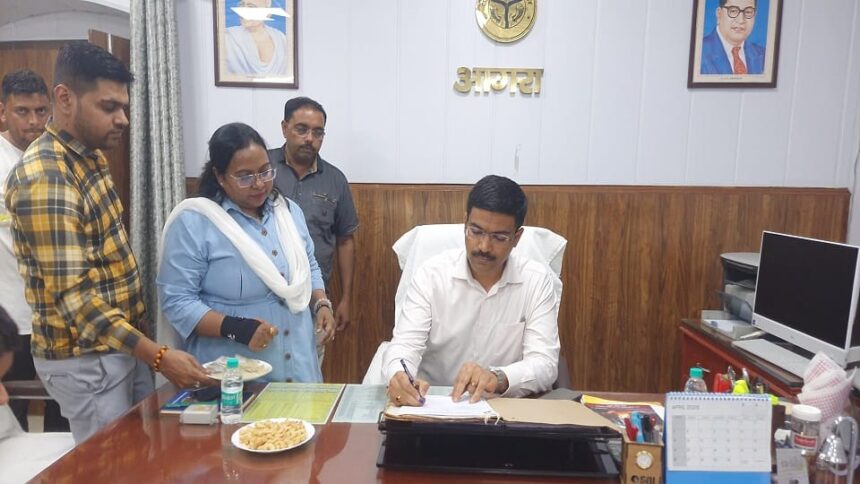 यूपी में VLTD की कीमत और मैपिंग से ट्रांसपोर्टर परेशान, आगरा DM ने शासन को लिखा पत्र