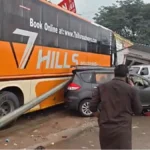 तेलंगाना: कंटेनर ट्रक की टक्कर के बाद बेकाबू बस पांच वाहनों को रौंदते हुए होटल में घुसी, 50 घायल