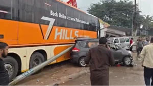 तेलंगाना: कंटेनर ट्रक की टक्कर के बाद बेकाबू बस पांच वाहनों को रौंदते हुए होटल में घुसी, 50 घायल