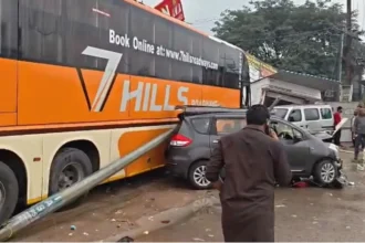 तेलंगाना: कंटेनर ट्रक की टक्कर के बाद बेकाबू बस पांच वाहनों को रौंदते हुए होटल में घुसी, 50 घायल