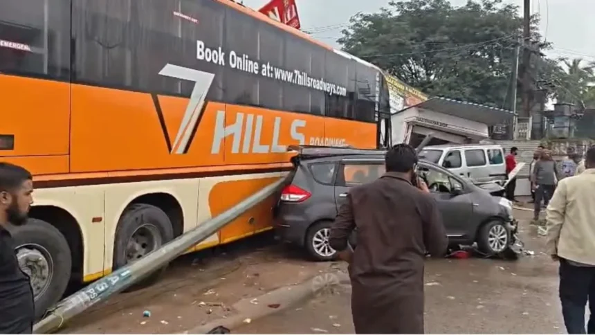 तेलंगाना: कंटेनर ट्रक की टक्कर के बाद बेकाबू बस पांच वाहनों को रौंदते हुए होटल में घुसी, 50 घायल