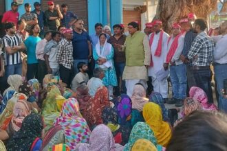 आगरा: बापू नगर में 200 से ज्यादा बेदखली नोटिसों पर सियासत गरम, सपा सांसद रामजी लाल सुमन ने प्रशासन को दी चेतावनी