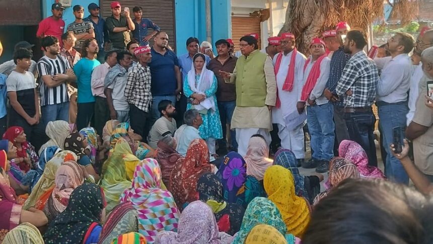 आगरा: बापू नगर में 200 से ज्यादा बेदखली नोटिसों पर सियासत गरम, सपा सांसद रामजी लाल सुमन ने प्रशासन को दी चेतावनी