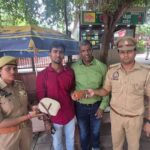 ताजमहल में छूटा दिल्ली के पर्यटक का बैग, आईफोन-गहनों समेत 1.65 लाख का सामान मिनटों में पुलिस ने लौटाया