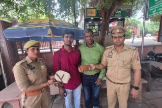 ताजमहल में छूटा दिल्ली के पर्यटक का बैग, आईफोन-गहनों समेत 1.65 लाख का सामान मिनटों में पुलिस ने लौटाया