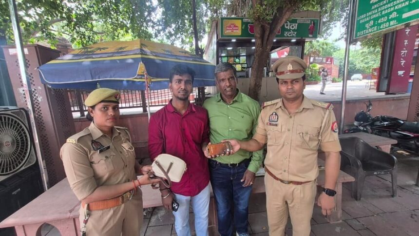 ताजमहल में छूटा दिल्ली के पर्यटक का बैग, आईफोन-गहनों समेत 1.65 लाख का सामान मिनटों में पुलिस ने लौटाया