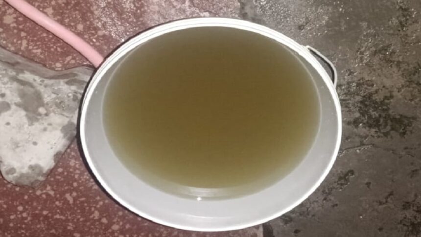 आगरा: नलों से आ रहा काला और बदबूदार पानी, यमुनापार से लोहामंडी तक कई इलाकों में गंदे जल की सप्लाई