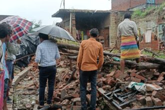 कानपुर देहात के जसापुरवा में बारिश के दौरान गिरी मकान की दीवार