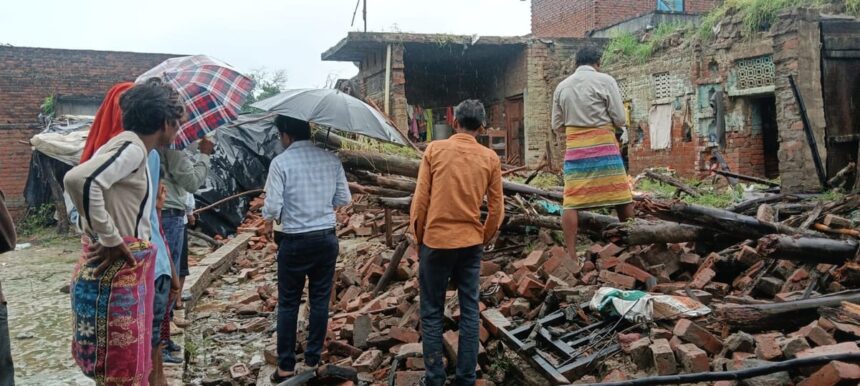 कानपुर देहात के जसापुरवा में बारिश के दौरान गिरी मकान की दीवार
