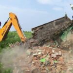 संभल के नीमखेड़ा बझेड़ा में चरागाह की जमीन से मजार हटाने की प्रशासनिक कार्रवाई