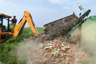 संभल के नीमखेड़ा बझेड़ा में चरागाह की जमीन से मजार हटाने की प्रशासनिक कार्रवाई