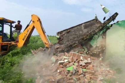 संभल के नीमखेड़ा बझेड़ा में चरागाह की जमीन से मजार हटाने की प्रशासनिक कार्रवाई