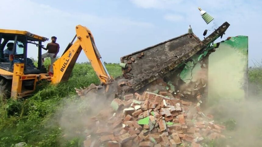 संभल के नीमखेड़ा बझेड़ा में चरागाह की जमीन से मजार हटाने की प्रशासनिक कार्रवाई