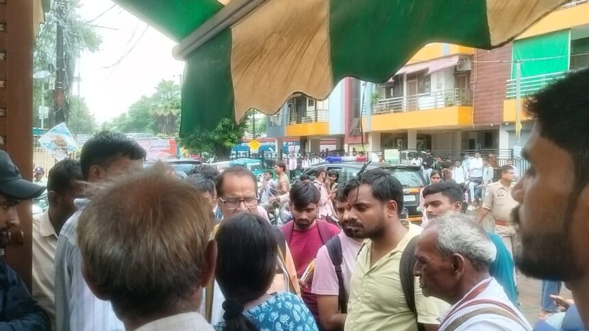 कानपुर में BSF कांस्टेबल परीक्षा में गड़बड़ी का आरोप, पेपर लीक की खबर पर छात्रों का हंगामा; परीक्षा रद्द