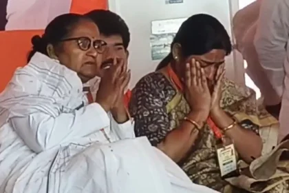 Sanghamitra Maurya started crying on the stage in Badaun, took out her glasses and wiped her tears; video viral