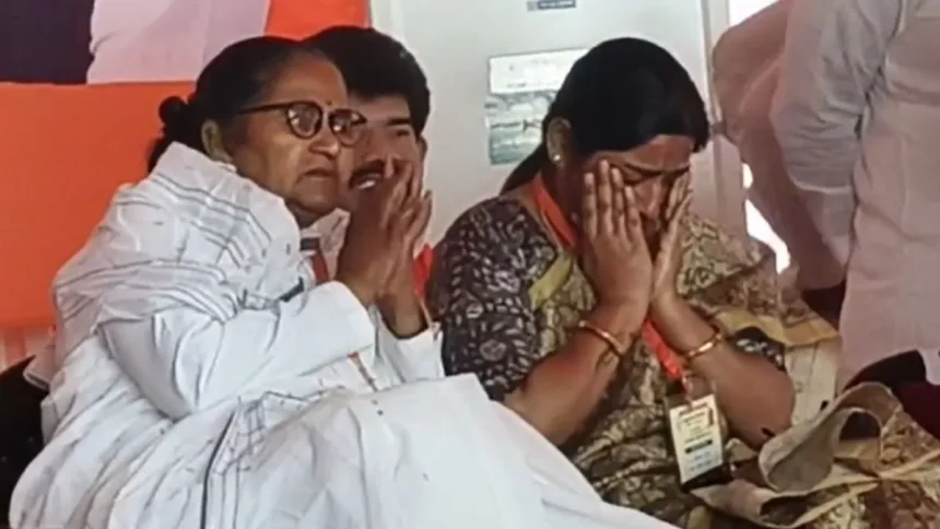 Sanghamitra Maurya started crying on the stage in Badaun, took out her glasses and wiped her tears; video viral