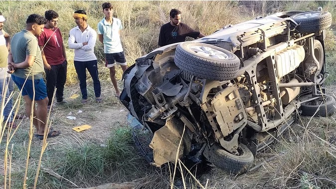 Ballia: Out-of-control Safari collides with a tree and overturns on the roadside